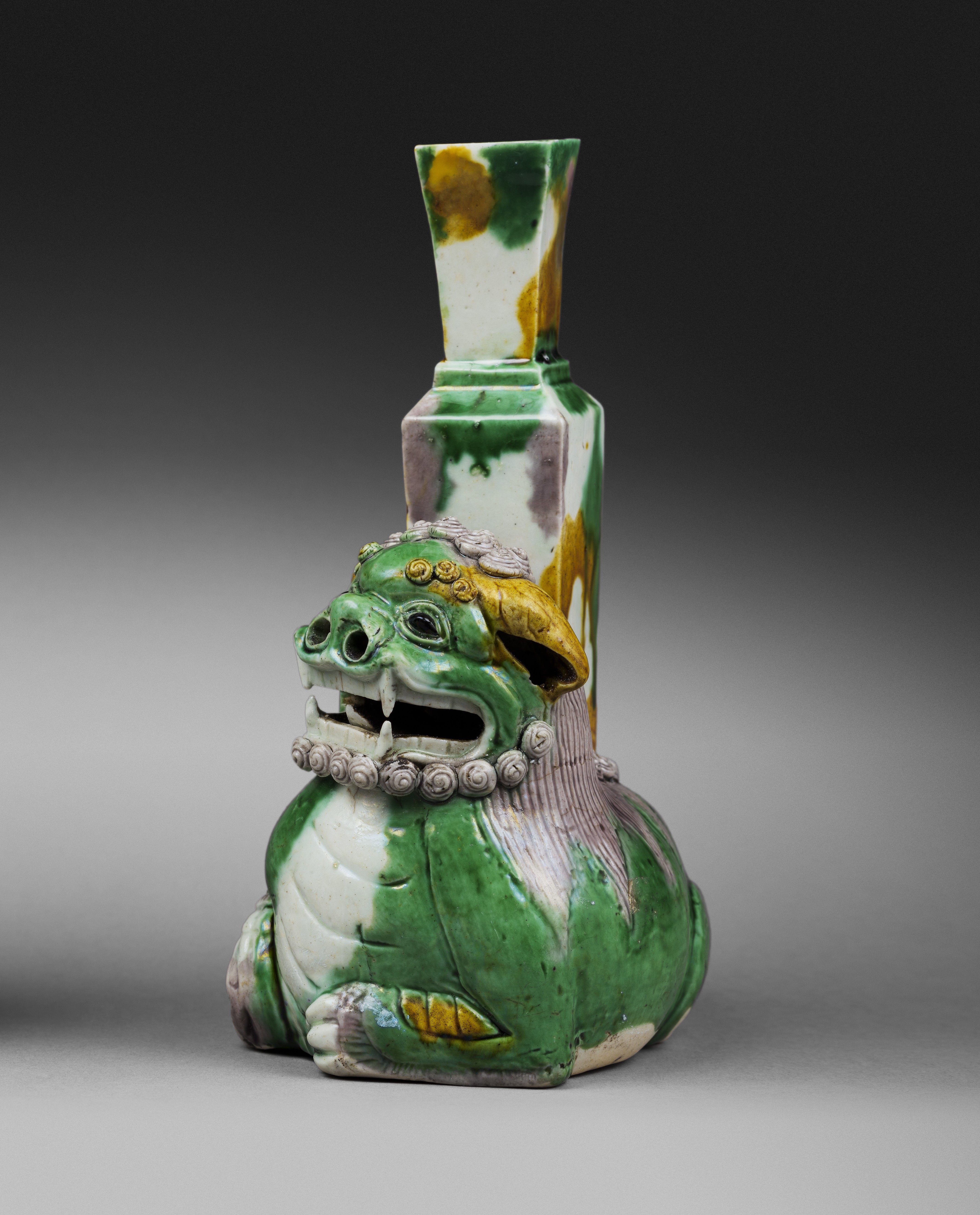 Rare fo dog with vase in biscuit famille verte - Kangxi period